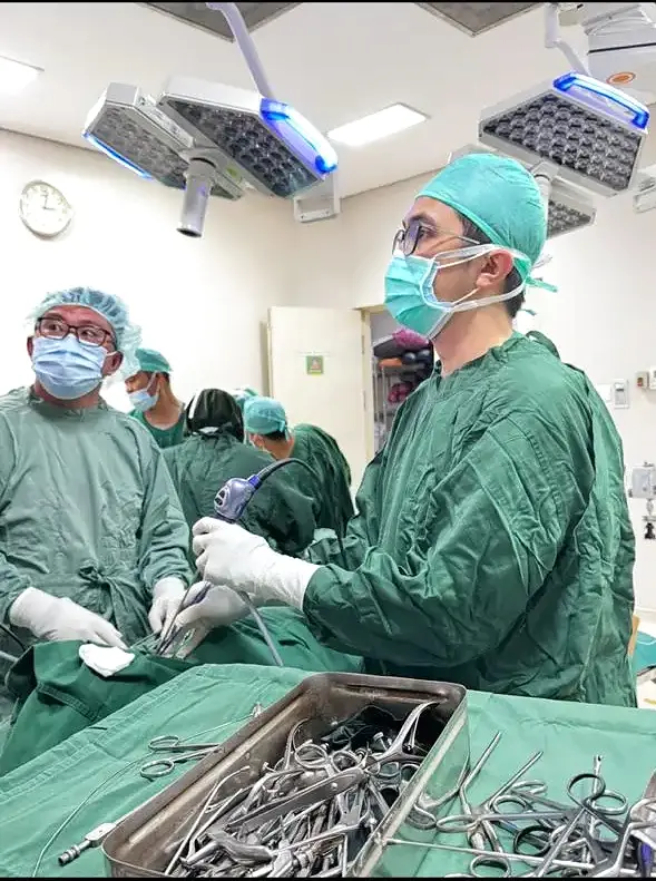 Tim bedah endoskopi sinus di kamar operasi